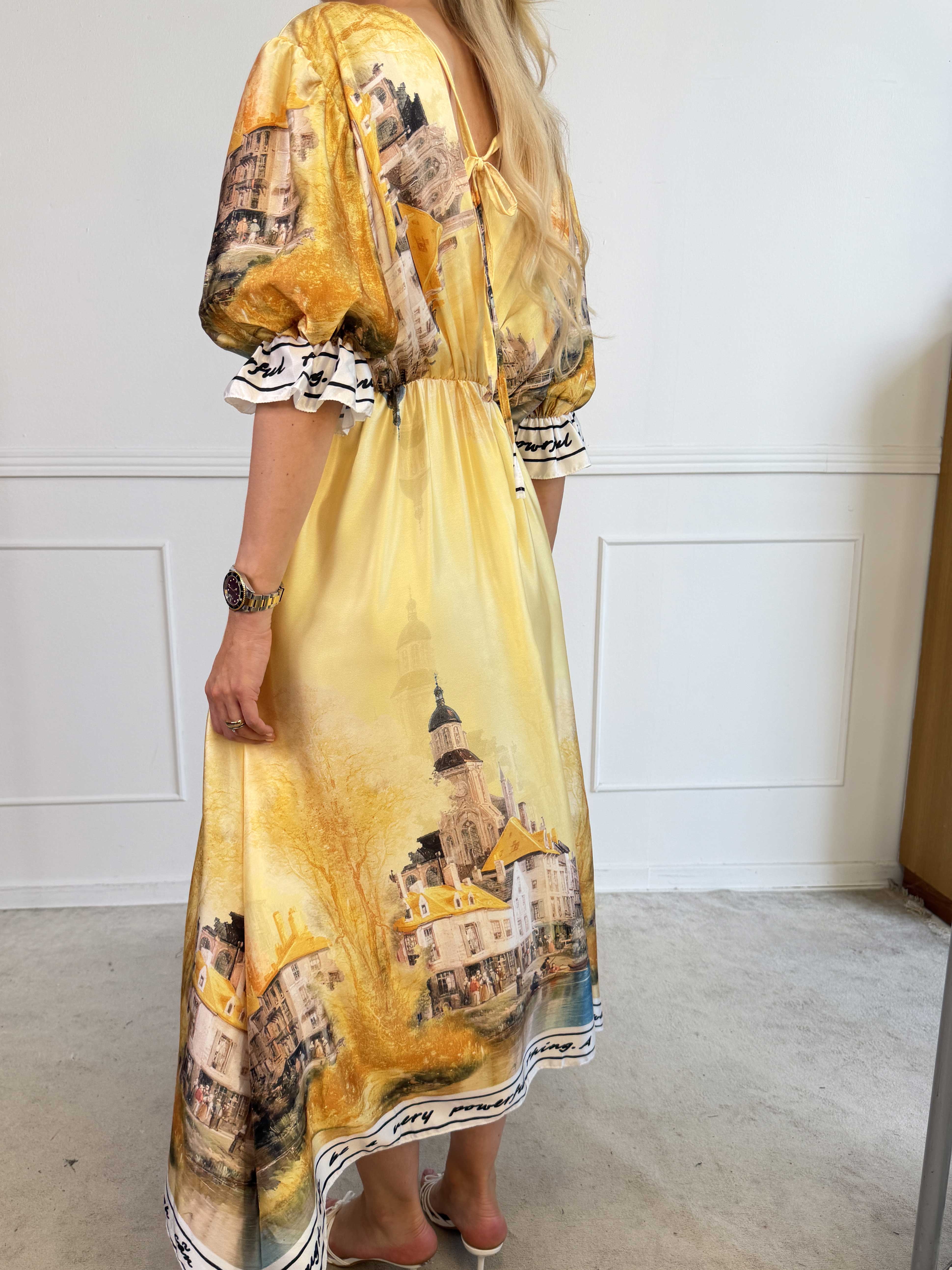 Manuela - Plus size kjole med bylandskabsmotiv på ærmerne og langs kanten forneden